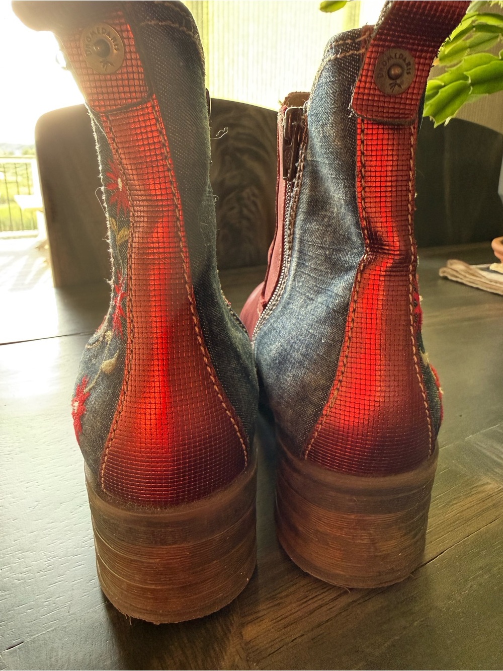LIKE NEW! Dromedaris 39 Leather Floral Embroidered Ankle Boots - Picture 2 of 8